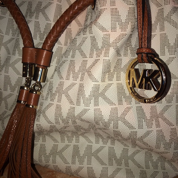 Michale Kors Jet Set Gathered Shoulder Tote - Picture 3 of 7